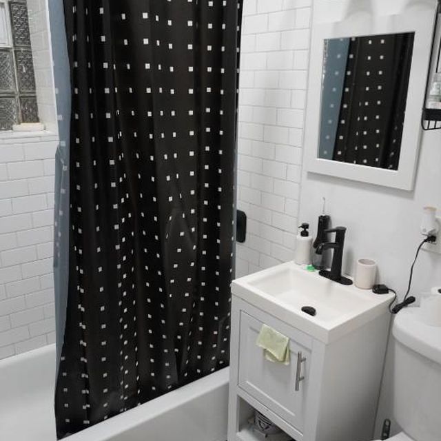 2031 W. 23rd St.: After · bath
