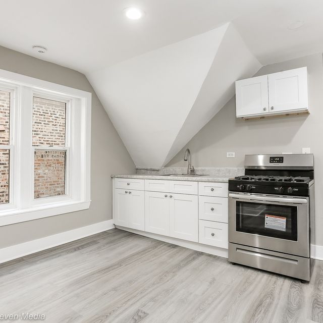 2607 W. Haddon Ave.: Before · living room