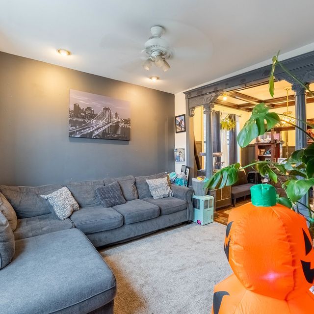 944 N. Damen Ave.: Before · living room