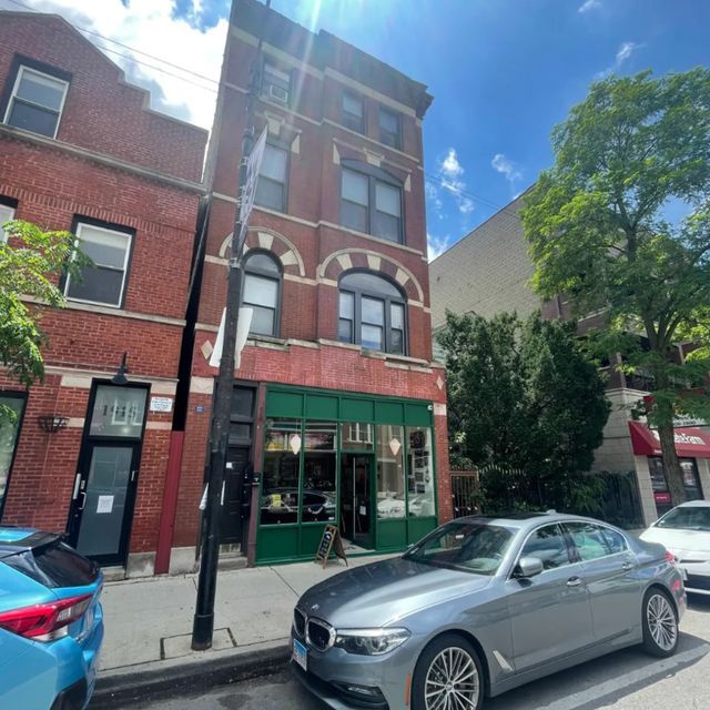 944 N. Damen Ave.: Before · corner